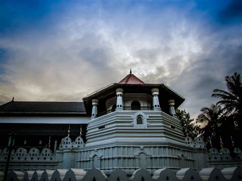 Download Sri Lanka Temple Tooth Relic Wallpaper | Wallpapers.com