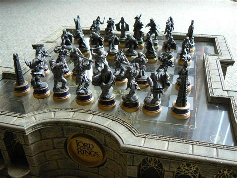 Noble collection (Newline entertainment) Lord of the Rings Chess Set ...