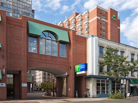 9 Best Cheap Hotels in Toronto for Comfort on a Budget | 2024