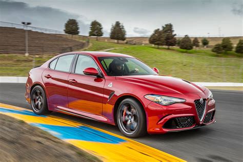 2017 Alfa Romeo Giulia Review & Ratings | Edmunds