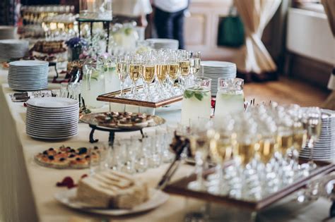 20 Cocktail Hour Foods to Serve at Your Wedding - Yeah Weddings