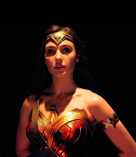 Justice League (2017) Cast Portrait - Gal Gadot as Wonder Woman - Gal ...