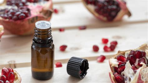 How To Use Pomegranate Seed Oil For Beautiful Skin! | A Green Beauty Blog