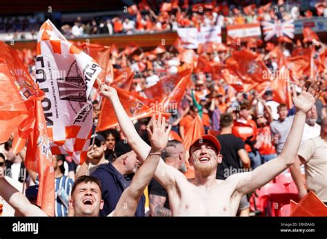 Luton Town fans dans les stands devant le coup d'envoi dans la finale ...