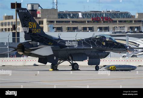 F-16 Viper Demo Team at an airshow Stock Photo - Alamy