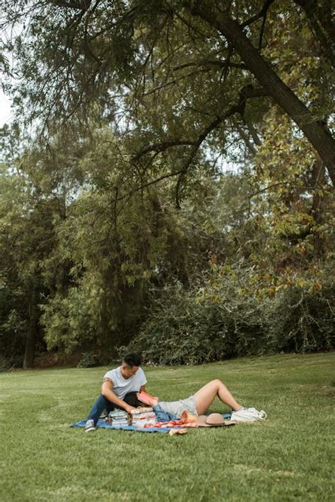 Couple Having a Date on the Picnic Ground · Free Stock Photo