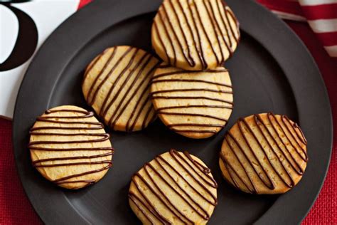 Chocolate-drizzled cookies