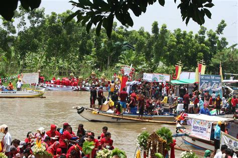 Fluvial Procession at the Calumpit Libad Festival in Bulacan | Travel to the Philippines