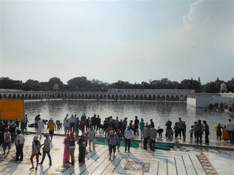 Gurudwara Bangla Sahib - Delhi : The Sarovar at Gurudwara Bangla Sahib ...