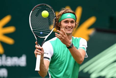 Zverev vence a Isner y jugará con Federer en semifinales del Masters