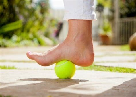 Comment utiliser une balle de tennis pour calmer la douleur de la fasciite plantaire - Améliore ...