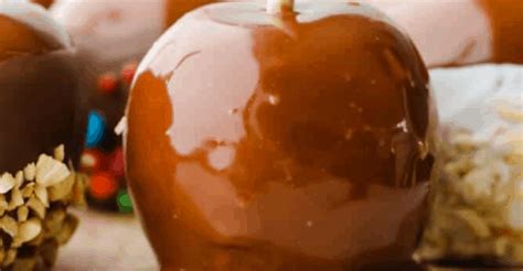 How to Make Homemade Caramel Candy Apple Recipe | The Recipe Critic