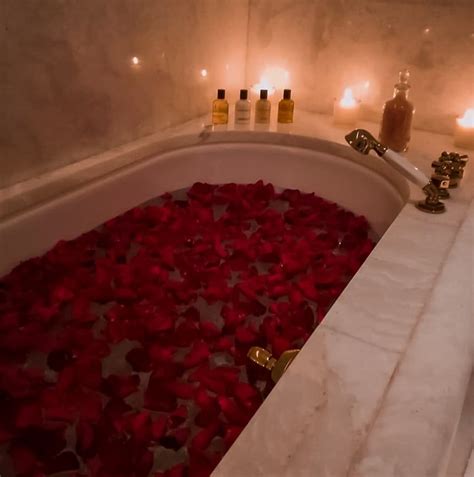 #love #flowers #bathtub #holidays #happiness #happy #rose #bathroom https://weheartit.com/entry ...