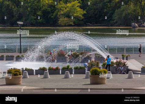 WASHINGTON, DC, USA - Georgetown Waterfront Park, fountain and Potomac River Stock Photo - Alamy