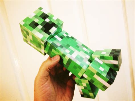 Big papercraft template of a Creeper