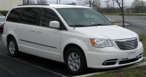 Chrysler Town & Country V Restyling 2010 - 2016 Minivan :: OUTSTANDING CARS