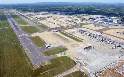 Gatwick Airport runway reopens after closure 'caused by hole'