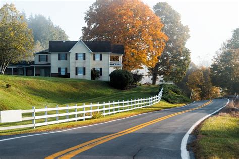 20 Gorgeous Farmhouse Fence Ideas For Your Home