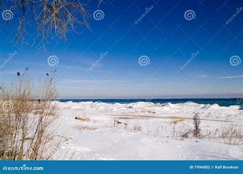 Inverno nel lago Michigan immagine stock. Immagine di spiaggia - 7996083