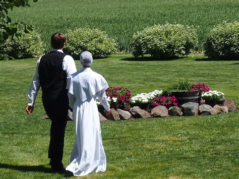 Beautiful amish wedding dress, this is a wedding in Washington state ...