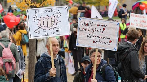 Thousands protest energy costs in German cities – DW – 10/22/2022