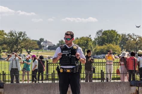 US Secret Service Uniformed Division officer outside of the White House [OC][2048 x 1365 ...