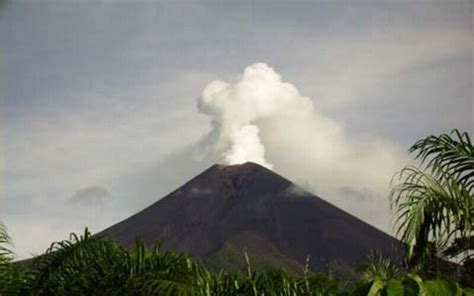 Flights cancelled, residents to evacuate as Papua New Guinea volcano erupts | FMT