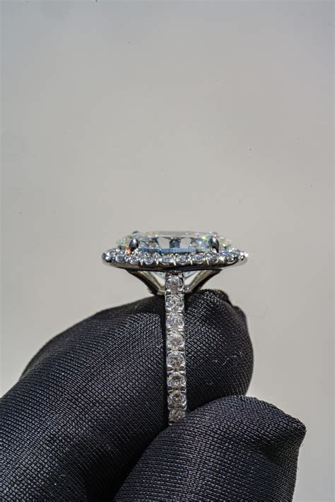 oval-cut diamond halo side - Diamonds By Raymond Lee