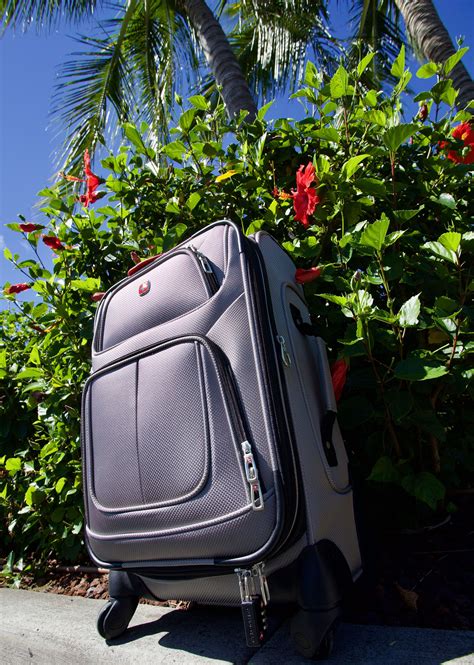 SWISSGEAR 6283 21" EXPANDABLE CARRY ON SPINNER LUGGAGE in 2020 | Swissgear, Wet bag, Luggage