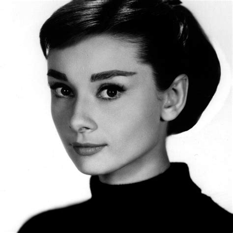 Audrey Hepburn (Black and White) HD Wallpaper