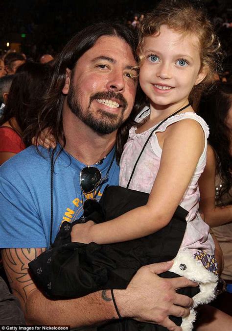 Dave Grohl plays guitar for daughter Violet as she performs Adele | Daily Mail Online