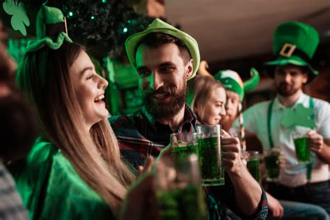 The company of young people celebrate St. Patrick's Day. - RIU.com | Blog