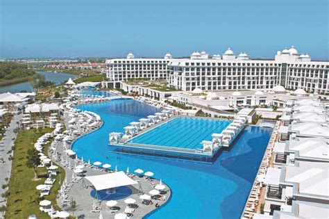 Prachtige, grote zwembaden bij het Titanic Deluxe resort in Turkije