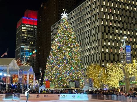 Michigan’s own Rockefeller Center has majestic Christmas tree, ice ...