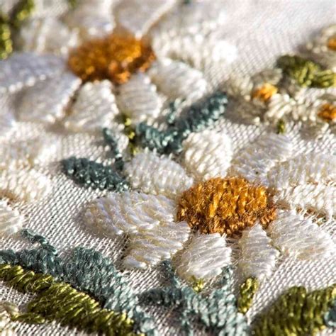 17 Beautiful Daisy Embroidery Patterns - meshthread.com