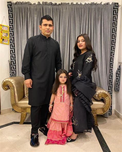 Beautiful Family Pictures of Kamran Akmal With His Wife And Kids - Showbiz Pakistan