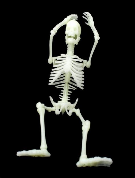 Image of laid-back skeleton | CreepyHalloweenImages