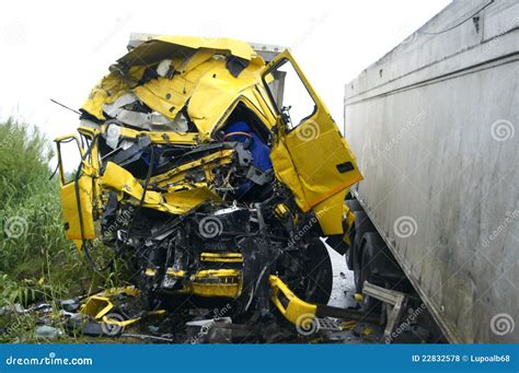 Camion de route, accident photo stock. Image du lecteur - 22832578