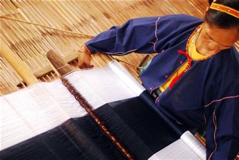 Hanunuo Mangyan Weaving | Traditional indigo, Cotton plant, White fabrics