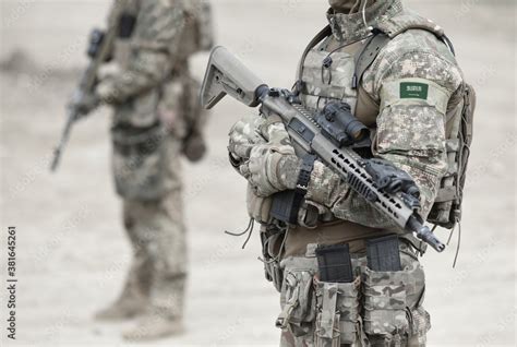 Soldiers with machine gun and flag of Saudi Arabia on military uniform ...