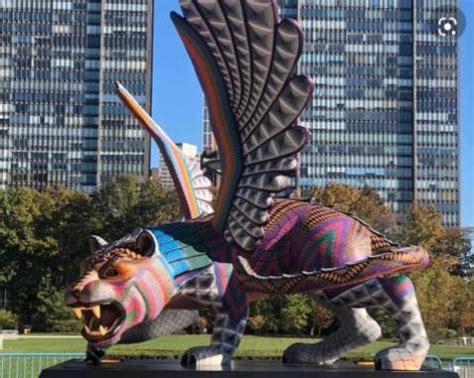 L'ONU vient d'ériger une statue géante à New York qui ressemble à une « créature peinte aux ...