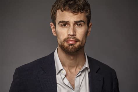 Theo James Wallpapers - Top Free Theo James Backgrounds - WallpaperAccess