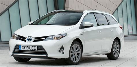 Toyota Auris Hybrid Review