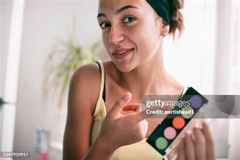 Girl Doing Makeup Tutorial Photos and Premium High Res Pictures - Getty Images