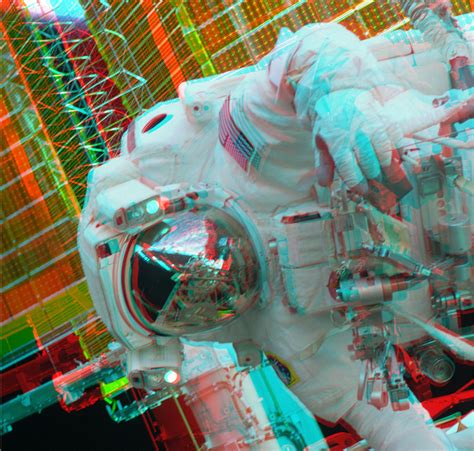 File:Space suit 3D anaglyph.jpg - Wikimedia Commons