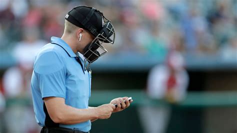 MLB umpires' union clarifies use of electronics at spring training sites - ESPN