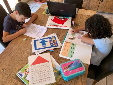 Niños estudiando en casa - Jávea.com | Xàbia.com