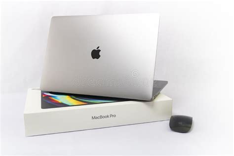 2020 MacBook Box and MacBook Pro 16 Inch Editorial Photography - Image ...