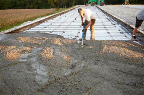 Pouring-Concrete-Parking-Lot | Dragon Screed