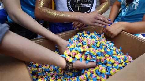 Ryerson breaks Guinness record for blowing bubble gum bubbles - YouTube